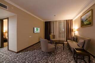 Отель Holiday Inn Aktau Актау Бизнес-люкс с кроватью размера "king-size"-1