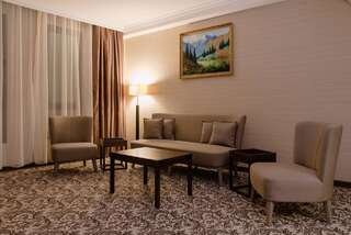 Отель Holiday Inn Aktau Актау Бизнес-люкс с кроватью размера "king-size"-2